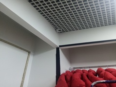 Угловая камера расположена в углу отдела магазина одежды