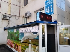 Удобное место монтажа камеры видеонаблюдения над входом в магазин